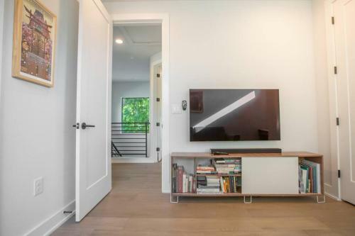 Chic Central Austin 2b House W/ Tesla Charger