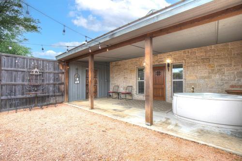 Cozi Cottage With Hot Tub! - 2 Min To Wineries!