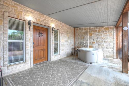 Cozi Cottage With Hot Tub! - 2 Min To Wineries!