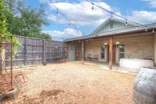 Cozi Cottage With Hot Tub! - 2 Min To Wineries!