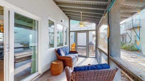 Villa Tp5 5br Townhome, Shared Pool, In Town, Near Beach