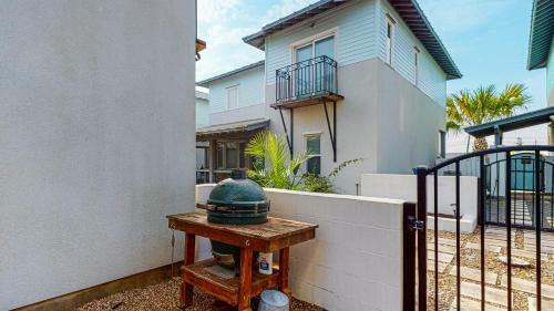 Villa Tp5 5br Townhome, Shared Pool, In Town, Near Beach