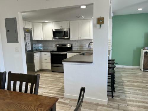 Apartamento Ec105 Newly Renovated, 2 First Floor Condo, Shared Pool & Grill, Boardwalk