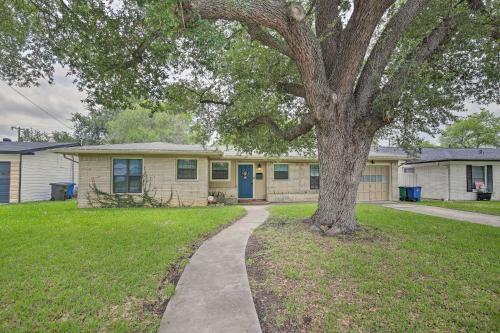 Idyllic Abode With Yard - Near Dtwn And Airport!