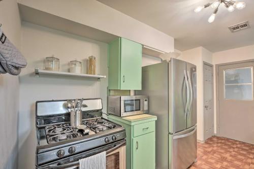 Idyllic Abode With Yard - Near Dtwn And Airport!