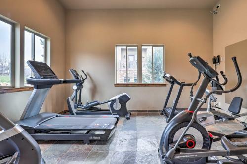 Pet-friendly Adventure Hub, 17 Mi To Slopes!