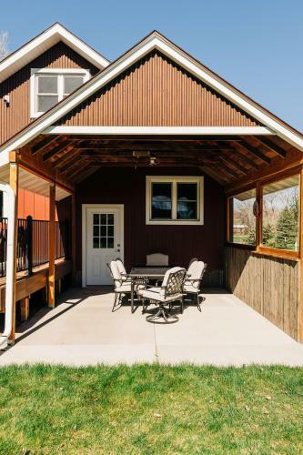 Maverick Log Home Deluxe Retreat