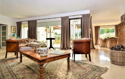 Amazing Home In Tarascon With 3 Bedrooms