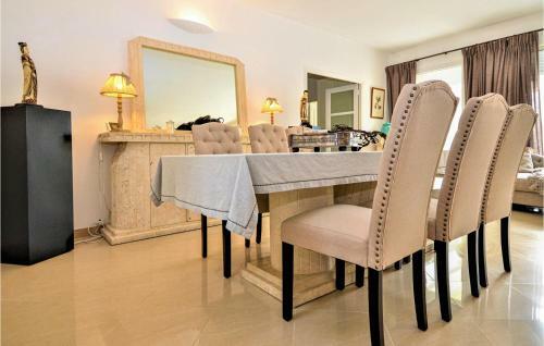 Amazing Home In Tarascon With 3 Bedrooms