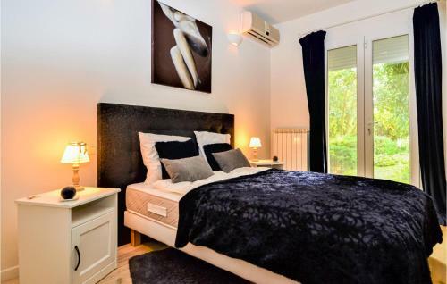 Amazing Home In Tarascon With 3 Bedrooms