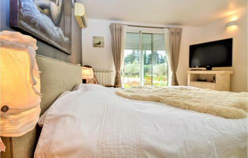 Amazing Home In Tarascon With 3 Bedrooms