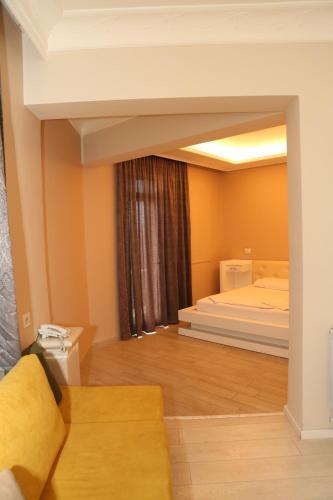 Hotel Autostrada (highway)