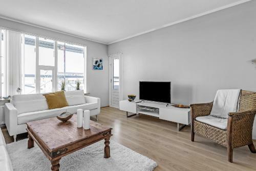 Charming, 2 Bedroom Seaside Apartment