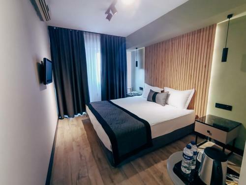 Leons Hotel