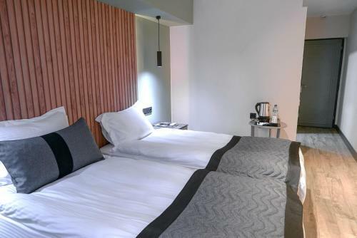 Leons Hotel
