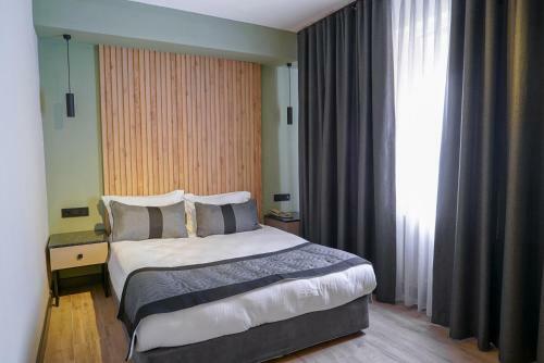 Leons Hotel