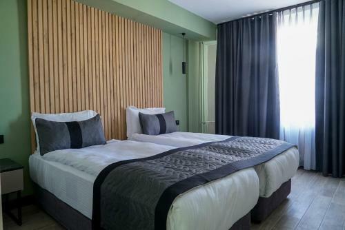 Leons Hotel