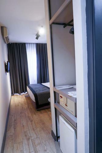 Leons Hotel