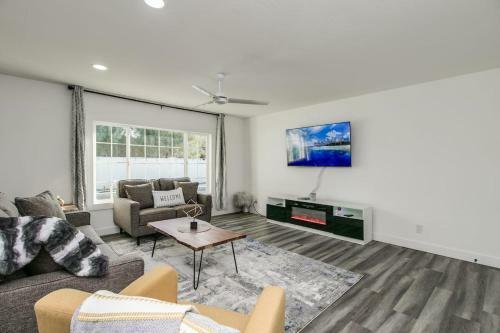 Prime Location - Modern New - Swim, Play And Relax
