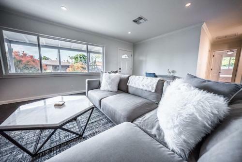 Luxury Home On Windsor -near Old Town- Heated Pool