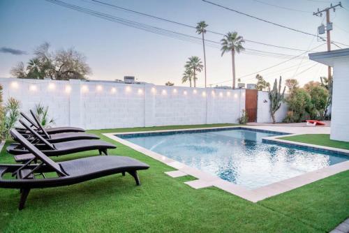 Luxury Home On Windsor -near Old Town- Heated Pool