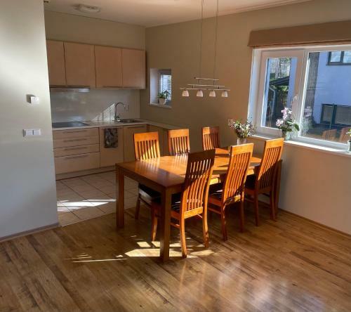 Sunny 3-bdrm Townhouse With 2 Sundecks & Sauna