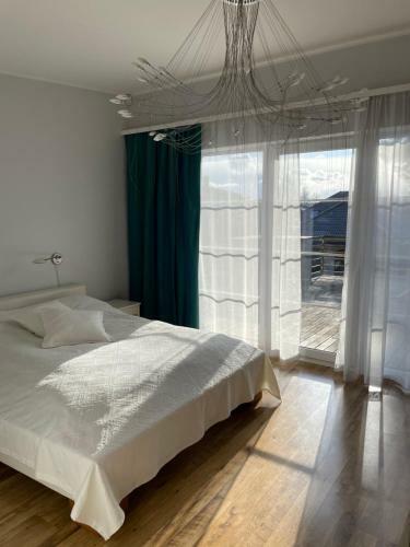 Sunny 3-bdrm Townhouse With 2 Sundecks & Sauna