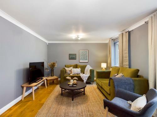 Large Four Bedroom Home With Parking Close To Town