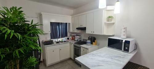 Gated And Very Secured White House 6 Mins From The Beach