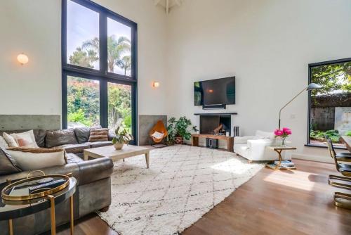 1155 Hymettus Ave Home