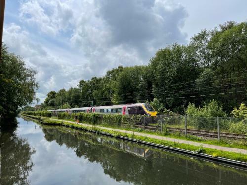 Quiet Canal Side Apartment With Parking & Garden