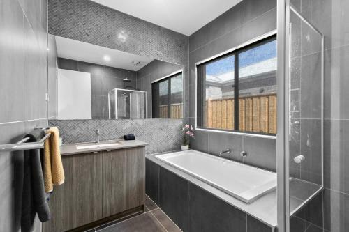 Sophisticated Abode 10 Minutes To Surf Coast Private Location