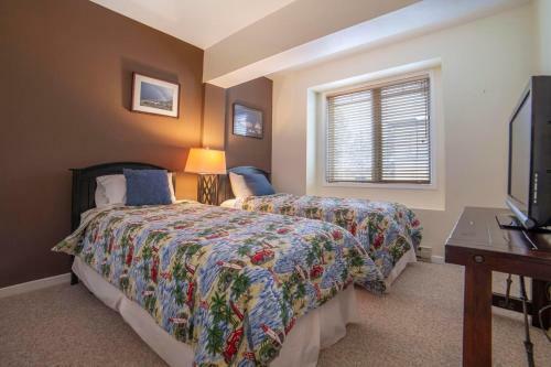 #467- Golf Course Condo Near Ski Resort, Mountain Views