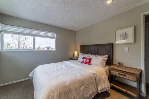 #508- Spacious Mid-town Condo Close To Restaurants, Pool & Spa