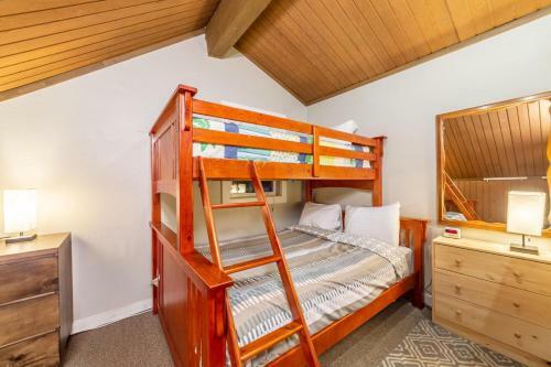 #508- Spacious Mid-town Condo Close To Restaurants, Pool & Spa