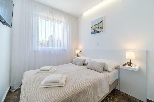 Apartments With A Parking Space Supetar, Brac - 19724