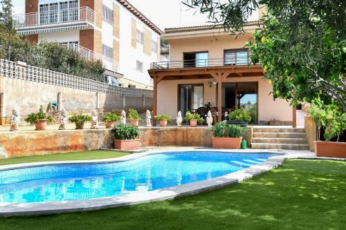Agradable Casa Con Piscina A 5�del Mar