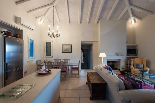 Phaedrus Living: Seaview Luxury Villa Geranium