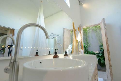 Fully-serviced 2 Bedroom Luxury Villa