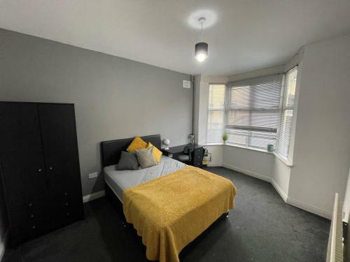 Modern 4 Bed House Near City Center