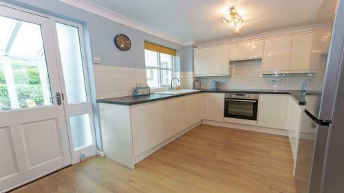 Pebbles Croyde Sleeps 8 4 Bedrooms