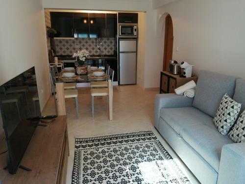 Apartamento De 2 Quartos No Centro De Monte Gordo