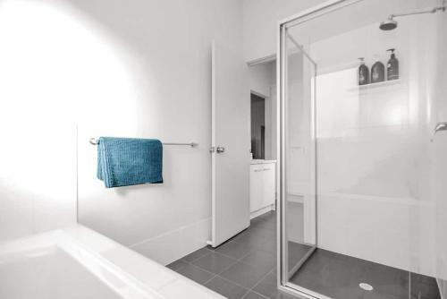 Dunescape 4br With Nbn And Sea Views