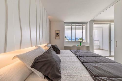 Beachfront Apartment Sivella Mar