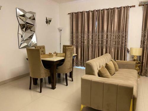 Pool View Beautiful Apartment In Delhi, Noida