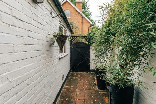 Regatta Cottage - Centrally Located, Free Parking
