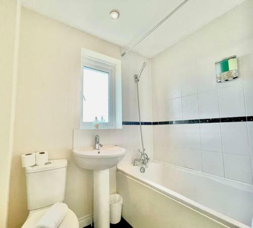 Spacious Coastal Retreat Free Parking
