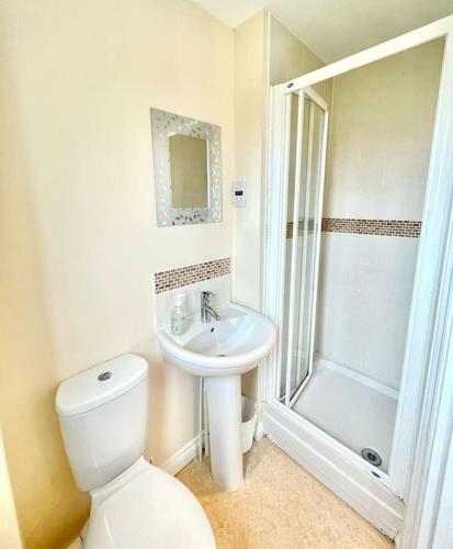 Spacious Coastal Retreat Free Parking