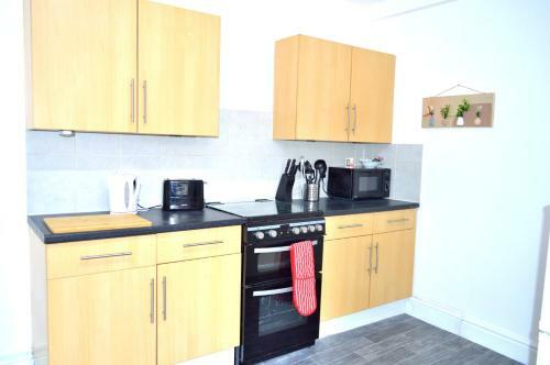 Beautiful Two-bed Apartment With Driveway Parking