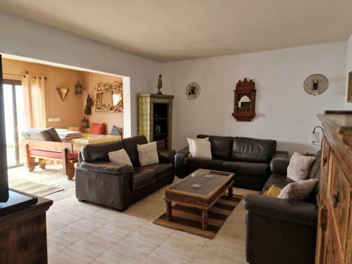Inviting 3-bed Villa In Playa Blanca